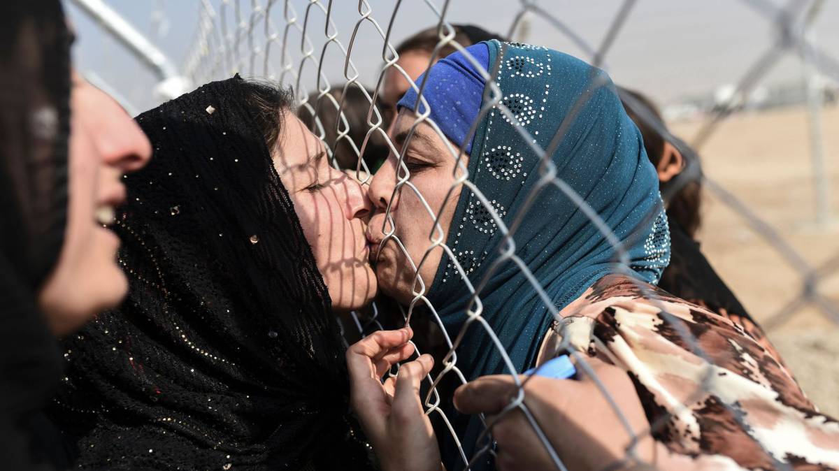 Desplazados iraquíes que huyeron de Mosul, se reúnen con sus familiares que llegaron en 2014 al campo de refugiados de la zona Khazer.