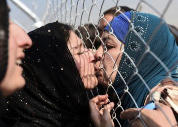 Desplazados iraqu&iacute;es que huyeron de Mosul, se re&uacute;nen con sus familiares que llegaron en 2014 al campo de refugiados de la zona Khazer. 