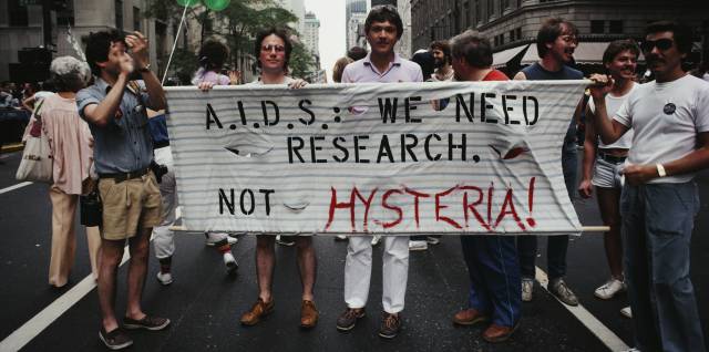 Manifestantes en un desfile del Orgullo Gay en Manhattan, en 1983. La pancarta dice "SIDA: necesitamos investigaci&oacute;n, &iexcl;no histeria!".