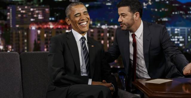 Barack Obama escucha a Jimmy Kimmel en el programa de televisi&oacute;n del pasado lunes.