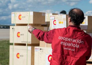 El secretario de estado de Cooperaci&oacute;n, Jes&uacute;s Gracia, en Torrej&oacute;n de Ardoz para supervisar el material preparado para su env&iacute;o a Ecuador.