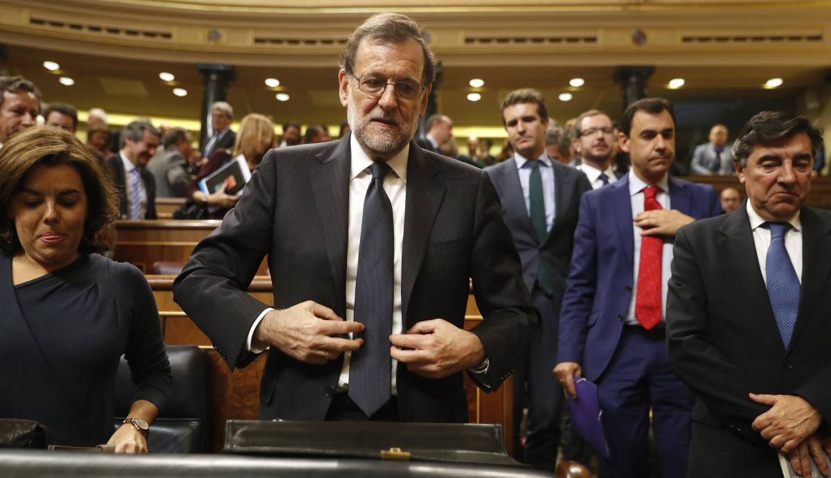 El presidente del Gobierno en funciones y candidato del PP, Mariano Rajoy (centro), al terminar la segunda jornada.