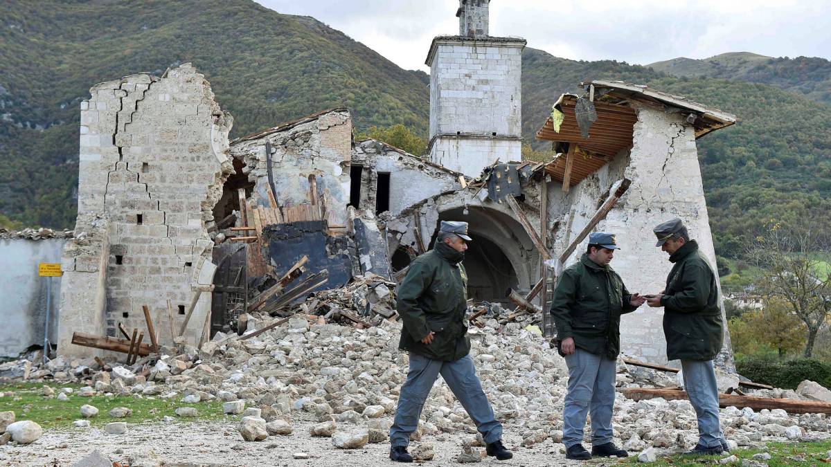 Miembros de la policía forestal inspeccionan la zona de Campi di Norcia.