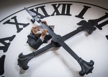 El rolejero Istvan Hanga ajusta la hora de un reloj enorme en la catedral de Kecskem&eacute;t en la Casa Bozso de Colecciones de Relojes, en Kecskem&eacute;t (Hungr&iacute;a).
