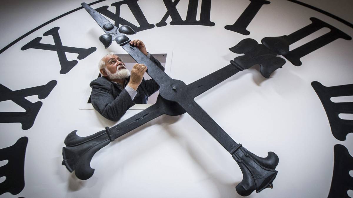 El rolejero Istvan Hanga ajusta la hora de un reloj enorme en la catedral de Kecskemét en la Casa Bozso de Colecciones de Relojes, en Kecskemét (Hungría).