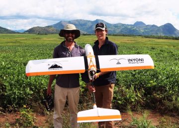 Los dos fundadores sudafricanos de 3Drone Mapping durante el mapeado con dron de terrenos agr&iacute;colas en el norte de Uganda. 