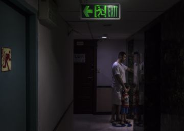 Tamim y su hijo Mohammad en el edificio donde resid&iacute;an en Bangkok.