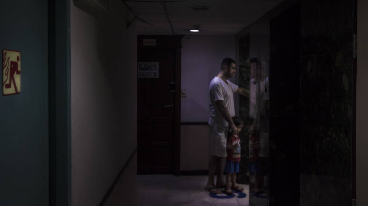 Tamim y su hijo Mohammad en el edificio donde residían en Bangkok.