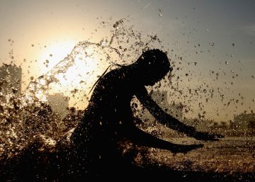 Participante nada durante el campeonato de triatl&oacute;n 2XU, en Dubai (Emiratos &Aacute;rabes Unidos). 