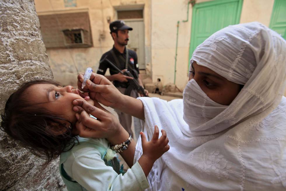 Una trabajadora vacuna contra la polio a una niña el pasado jueves, en Peshawar (Pakistán).
