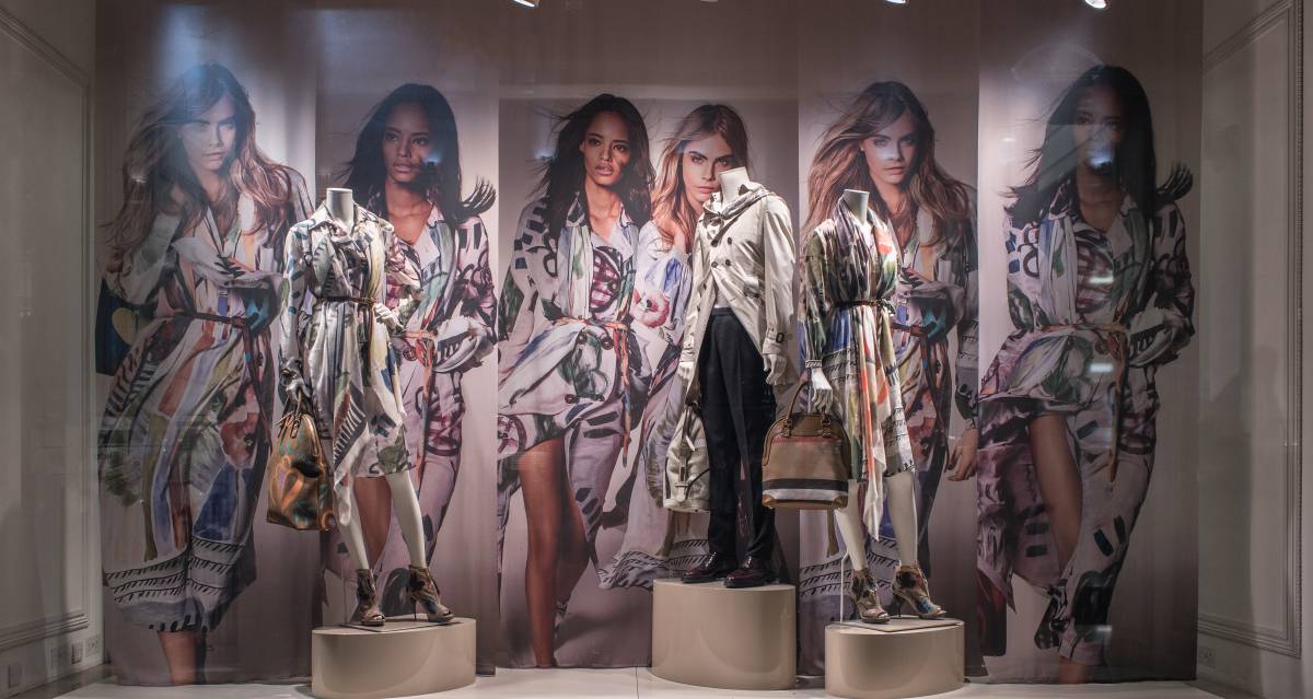 Escaparate de moda en una tienda de Londres. 