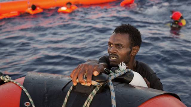 Al chico del chándal gris