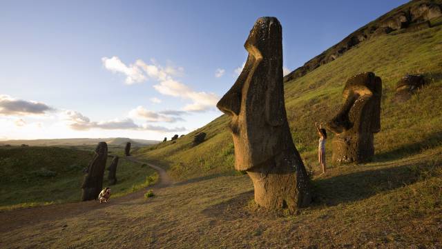 Moáis en las faldas del volcán Rano Raraku