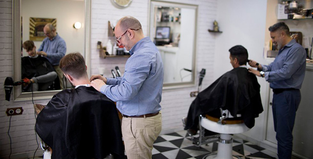 Trabajadores en una peluquería en Sevilla.