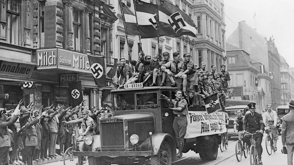 Jóvenes nazis, en el referéndum de 1934 con el que Hitler trató de legitimar los poderes que ya había usurpado de facto como jefe de Estado.