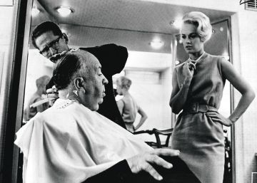 Tippi Hedren, junto a Alfred Hitchcock, en un descanso del rodaje de 'Los p&aacute;jaros', en 1962. 