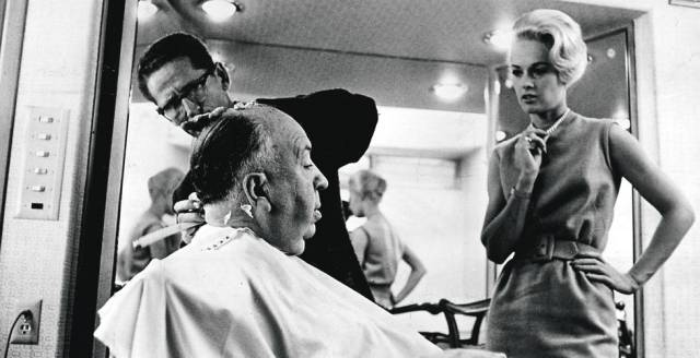 Tippi Hedren, junto a Alfred Hitchcock, en un descanso del rodaje de 'Los p&aacute;jaros', en 1962. 
