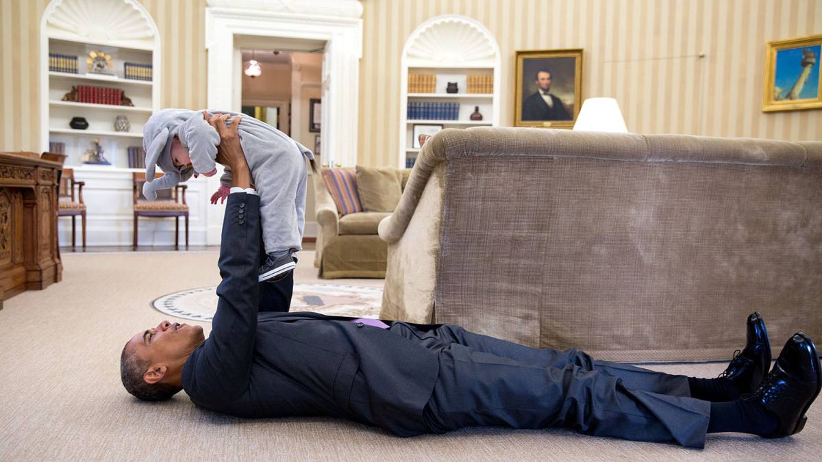Obama juega con Ella Rhodes, hija del consejero de Seguridad, durante la fiesta de Halloween en 2015.