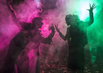 Actores durante una celebraci&oacute;n de Halloween en Leipzig (Alemania).