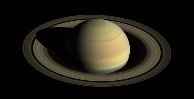 Saturno y sus anillos fotografiados por la sonda 'Cassini'