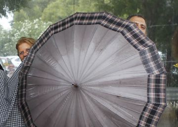 ¿Debe ser deportada a una isla desierta la gente que usa paraguas?