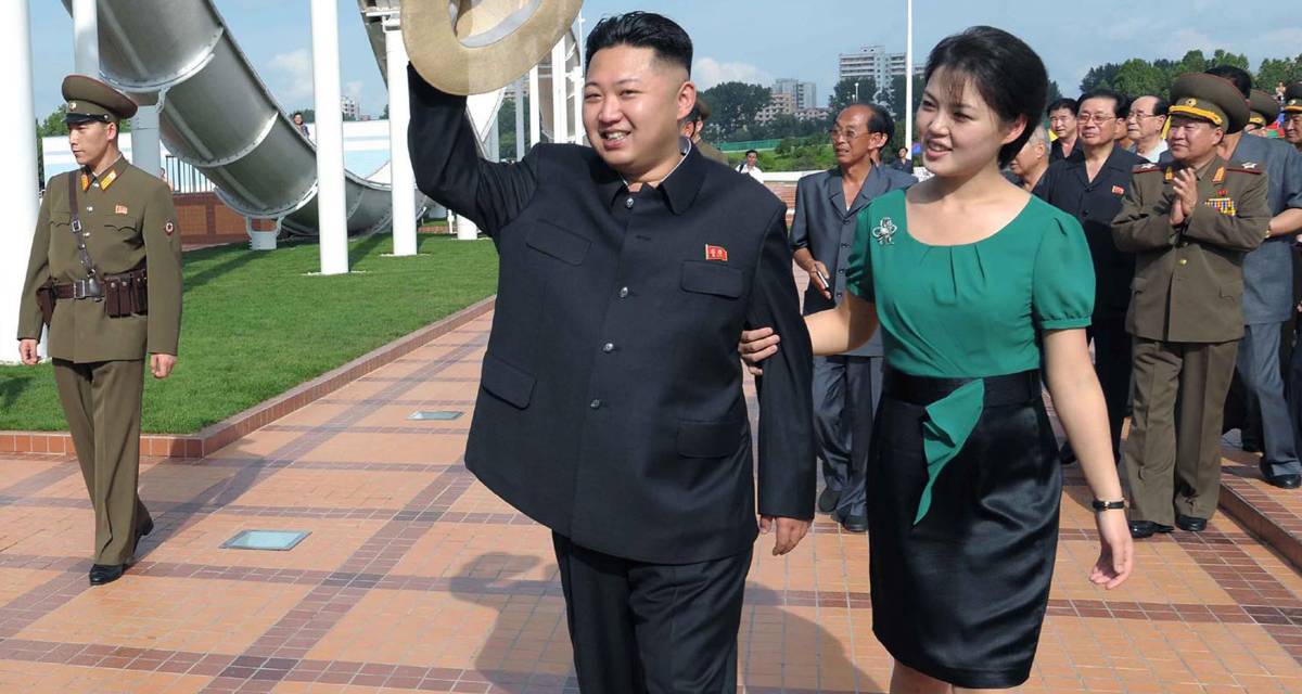 El l&iacute;der norcoreano Kim Jong-Un y su esposa Ri Sol-Ju, en una imagen de 2012.