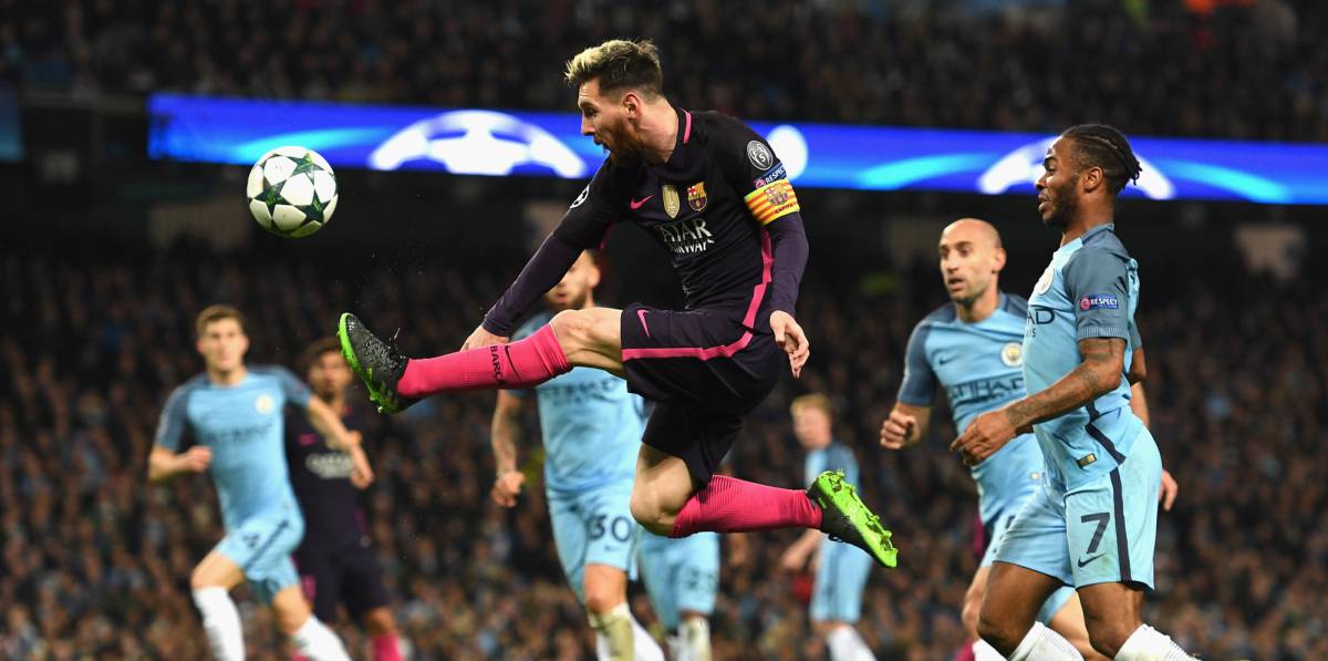 Lionel Messi of Barcelona conduce el bal&oacute;n ante los varios contrarios.