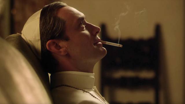 Jude Law caracterizado como Pío XIII.