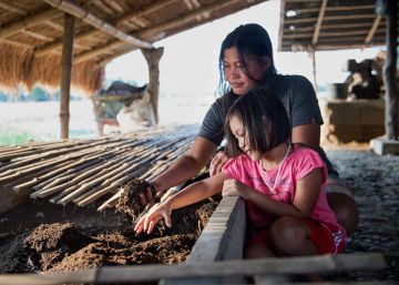 Una beneficiaria de ayudas para superar los tifones en la provincia de Nueva Ecija (Filipinas).