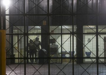 30 inmigrantes se amotinan en el CIE de Barcelona tras una fuga fallida