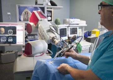 El cirujano Rafael García de Sola con el robot quirúrgico Rosa.