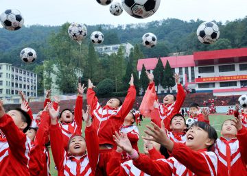 Estudiantes realizan un entrenamiento de f&uacute;tbol en Shangrao (China). 