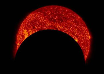 Así se ve un eclipse parcial de Sol desde el espacio