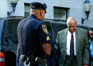 Bill Cosby, con bast&oacute;n, a su llegada este mi&eacute;rcoles al juzgado del condado de Montgomery (Pensilvania).