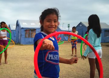 Una niña juega en el albergue oficial de Jaramijó (Manabí, Ecuador).