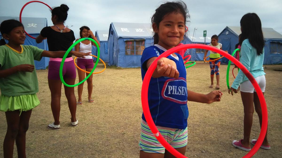 Una niña juega en el albergue oficial de Jaramijó (Manabí, Ecuador).