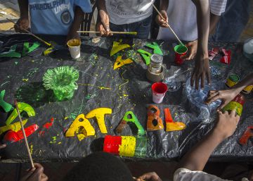Taller creativo con residuos de plástico en el festival SunuVillage de Dakar.