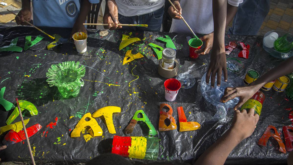 Taller creativo con residuos de plástico en el festival SunuVillage de Dakar.