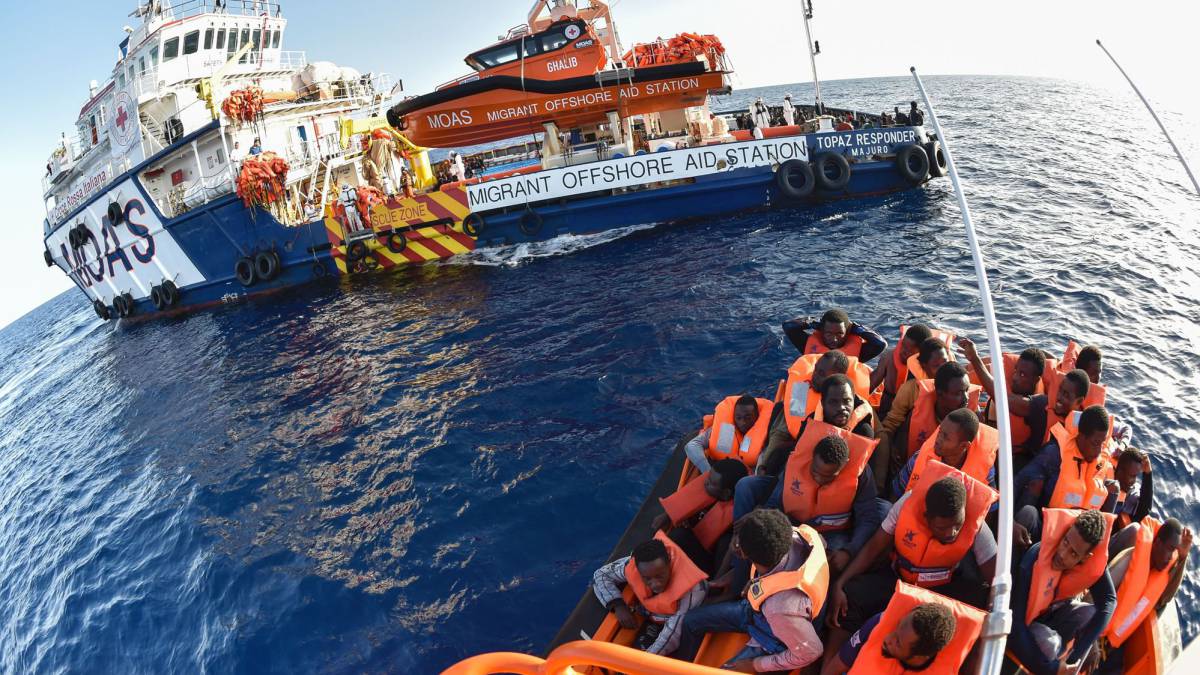 El barco Topaz Responder durante una operación de rescate.