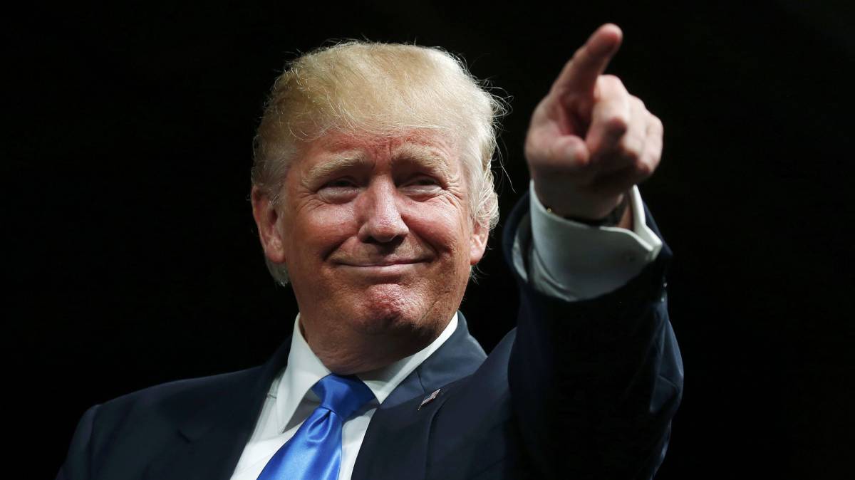 Donald Trump reacciona durante un mitin en Selma, Carolina del Norte.