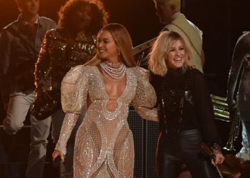 Beyonc&eacute; con Emily Robison, Natalie Maines y Martie Maguire de Dixie Chicks