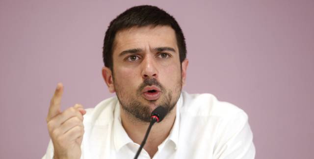 Ramón Espinar addresses the media in Madrid.