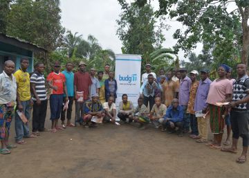 La plataforma de ciudadanos que supervisa el desarrollo de los proyectos en sus comunidades, en una reuni&oacute;n de Tracka.
