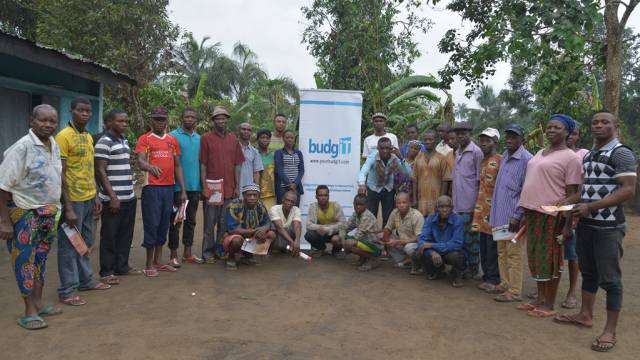La plataforma de ciudadanos que supervisa el desarrollo de los proyectos en sus comunidades, en una reunión de Tracka.