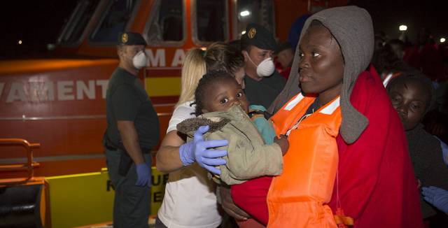 Una inmigrante en Motril tras llegar en una patera.