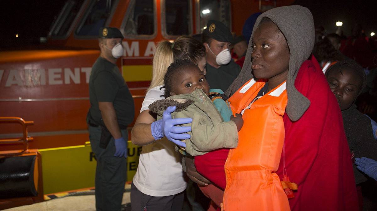 Una mujer y un bebé, en Motril, tras ser rescatados este miércoles cuando navegaban en patera.