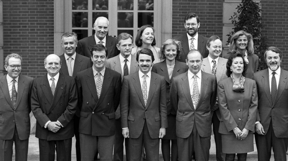 Jose María Aznar posa con los miembros del Gorbierno en 1996.