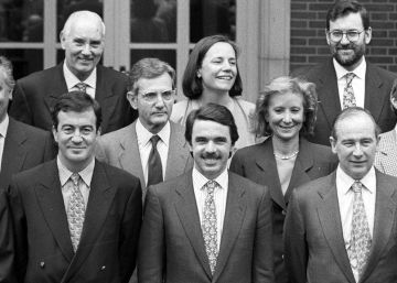 Jose Mar&iacute;a Aznar posa con los miembros del Gorbierno en 1996.