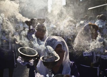 Mujeres llevan incienso durante una procesi&oacute;n en honor al Se&ntilde;or de los Milagros, en la Plaza de Armas de Santiago (Chile). 