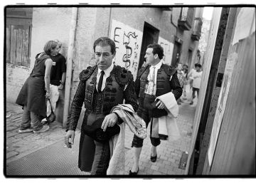 Un torero atraviesa las calles de Deba para dirigirse a la corrida en esta localidad guipuzcoana.rn 